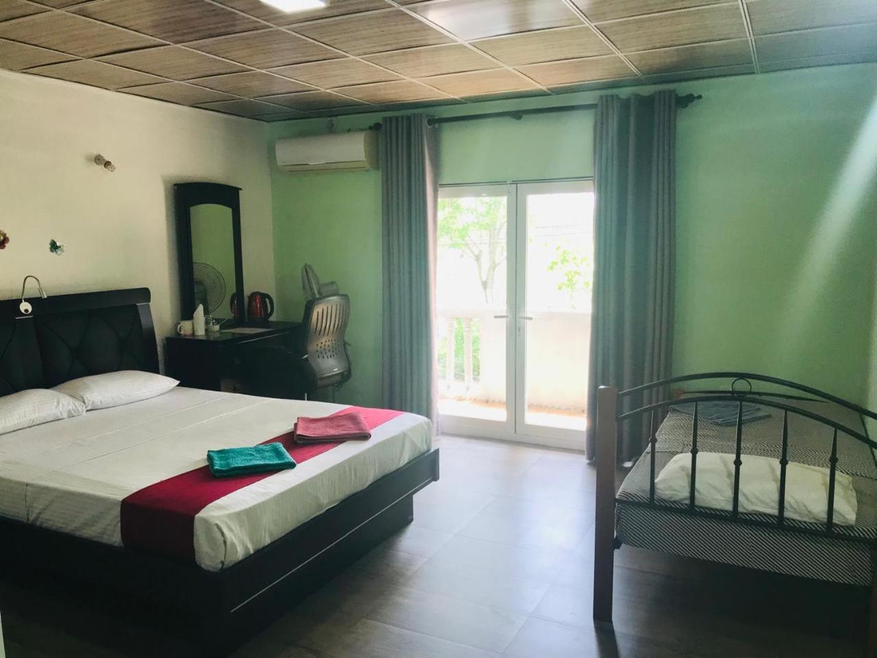 This Is It Airport Hotel And Restaurant Negombo Exterior foto